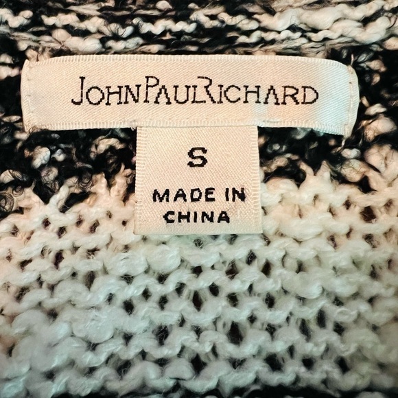 JOHNPAULRICHARD SHORT SLEEVE VNECK SWEATER SIZE SMALL - Picture 11 of 12